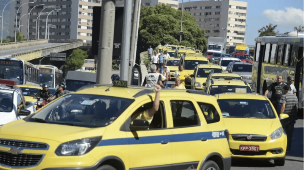 Medida libera acesso a crédito para comprar veículos novos; na imagem, uma fila de táxis
