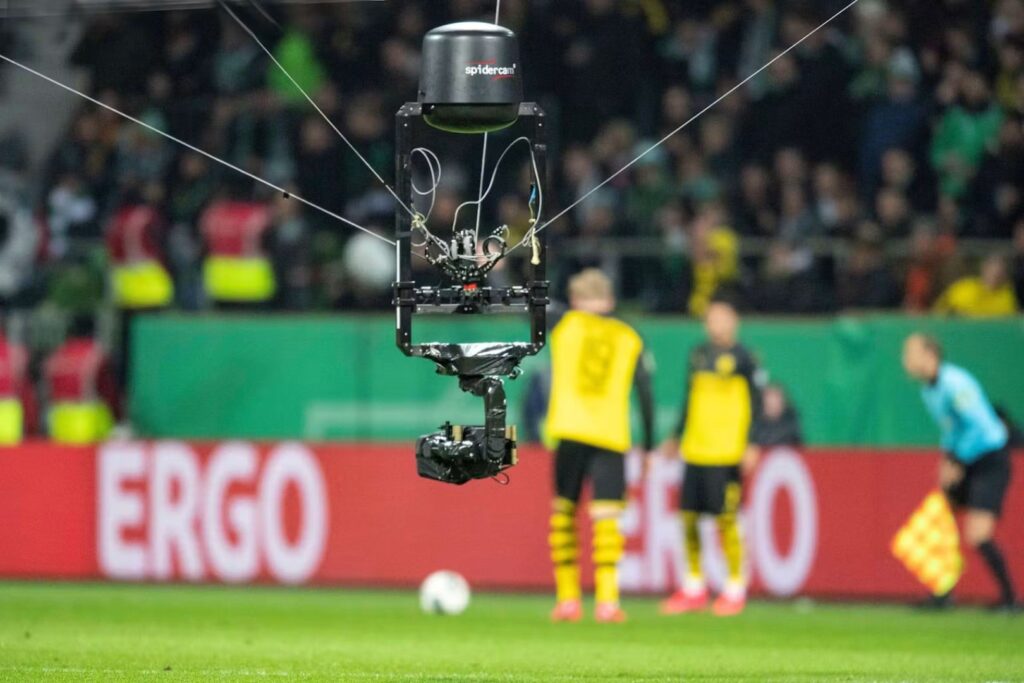 Na imagem, a câmera que mostra de perto os jogadores da Copa. As primeiras 72 partidas atraíram 4,6 milhões de torcedores aos estádios