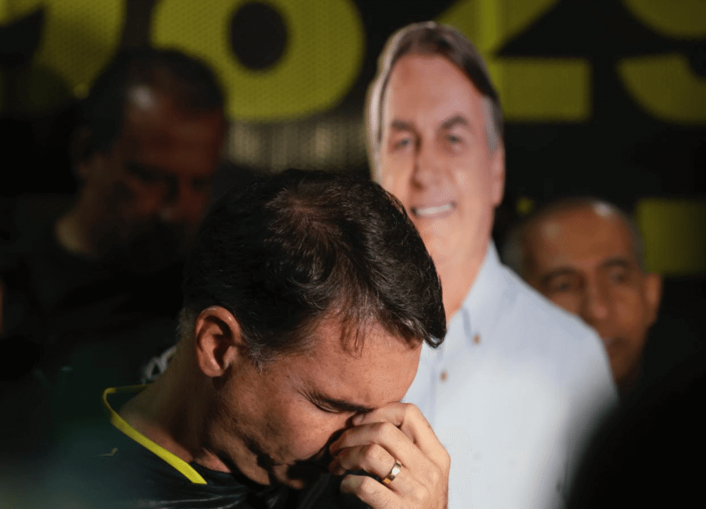 presidente Jair Bolsonaro (PL) ao fundo