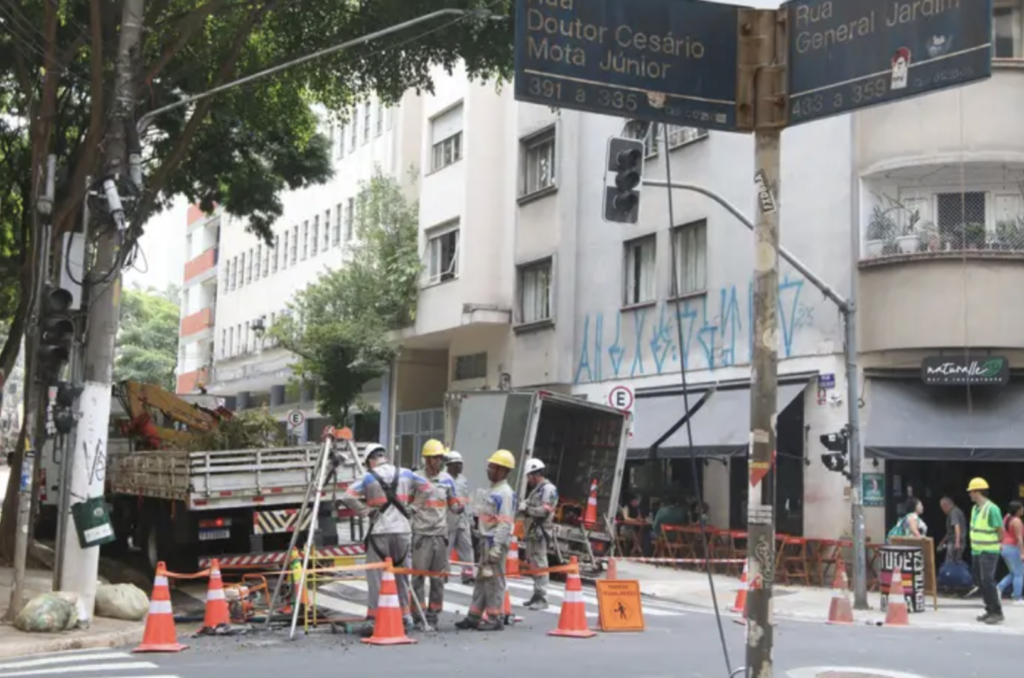 A Enel enfrenta um processo que pode levar à caducidade do seu contrato em São Paulo; na imagem, técnicos atuam para solucionar interrupção de serviços da empresa na cidade
