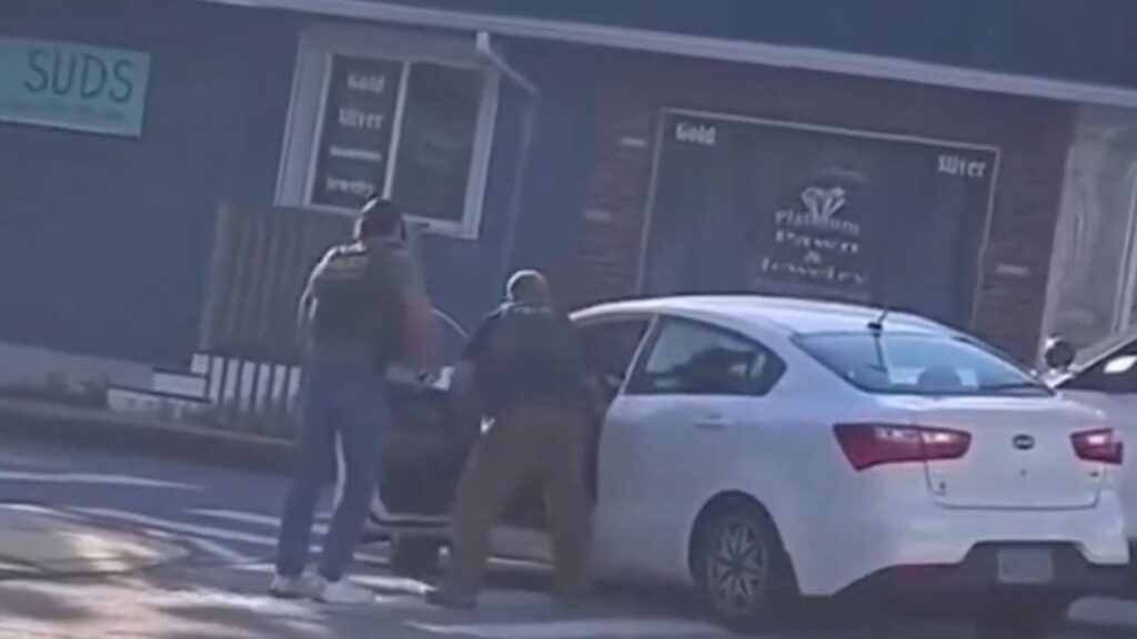 O perfil no X do Scope Report publicou vídeo dos agentes retirando o corpo de Guerrero do carro e o algemando