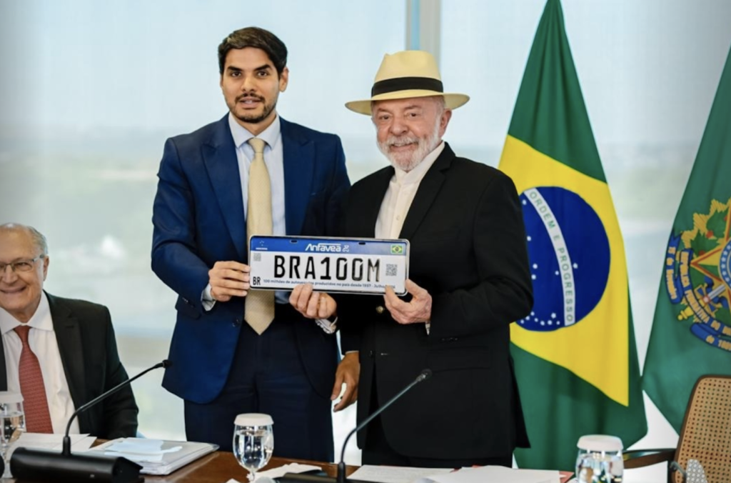“As multinacionais podem simplesmente compreender que as exportações dela podem sair do Brasil", disse Lula (à dir.); a seu lado, o presidente da Anfavea, Igor Calvet