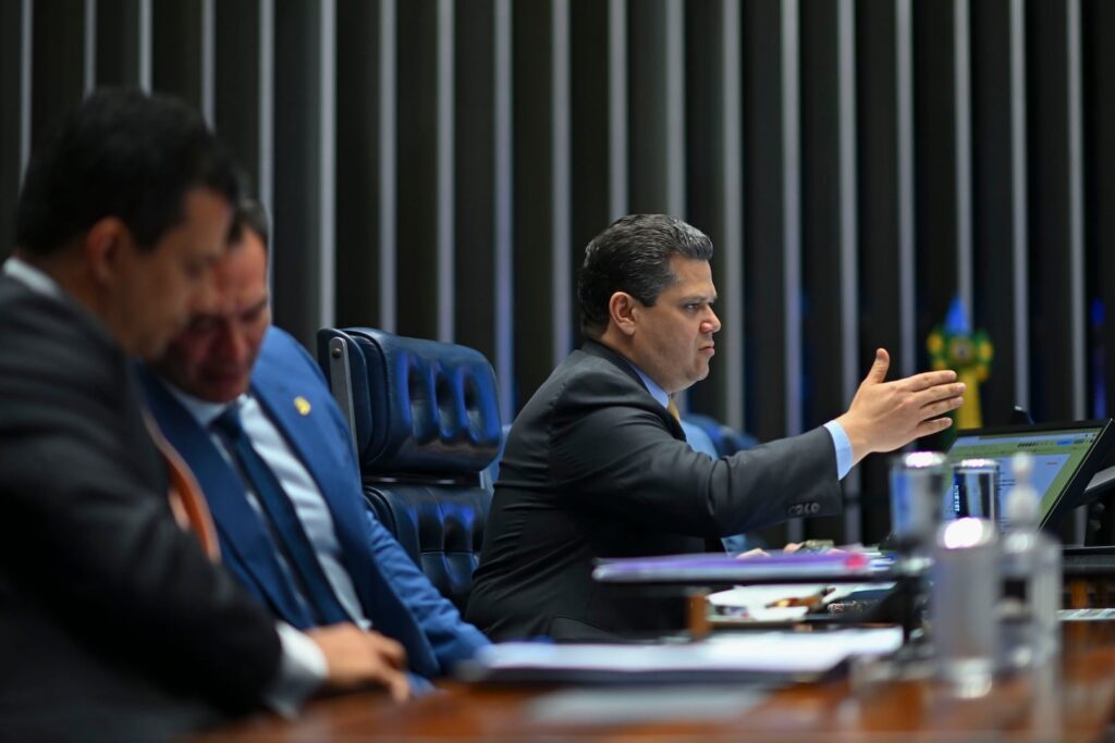 Plenário do Senado Federal durante sessão deliberativa; ao fundo, o presidente da Casa, senador Davi Alcolumbre