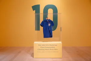 Camisa de Pelé na final de 58 é arrematada por R$ 25 milhões em leilão
