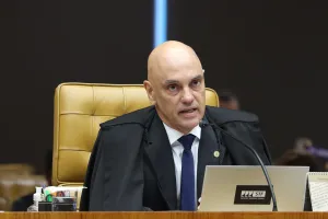 Moraes mantém prisão domiciliar de Bolsonaro e proíbe visitas e manifestações políticas