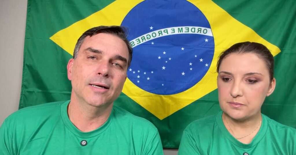 Flávio Bolsonaro propõe distribuição de celulares e internet gratuita para mulheres e idosos