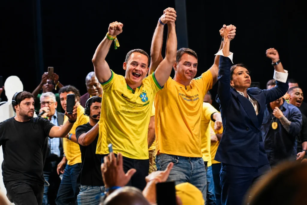 Flávio Bolsonaro apoia Pazolini como pré-candidato a governador do Espírito Santo