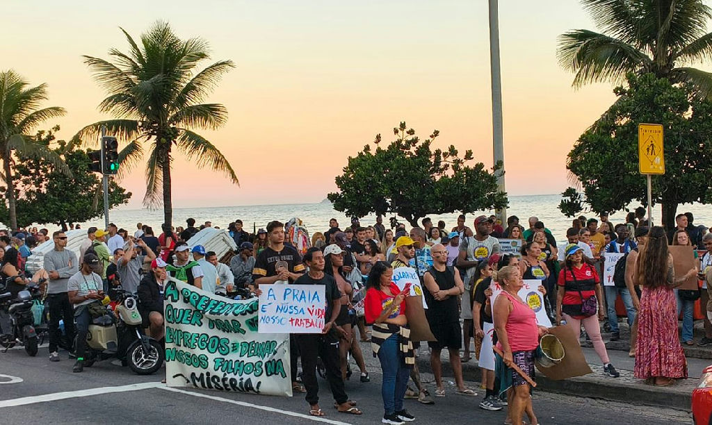 Trabalhadores informais protestam em Ipanema contra programa da Prefeitura do Rio