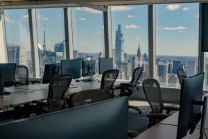 Estudo revela que metade das startups que demitiram por IA recontratará até 2027