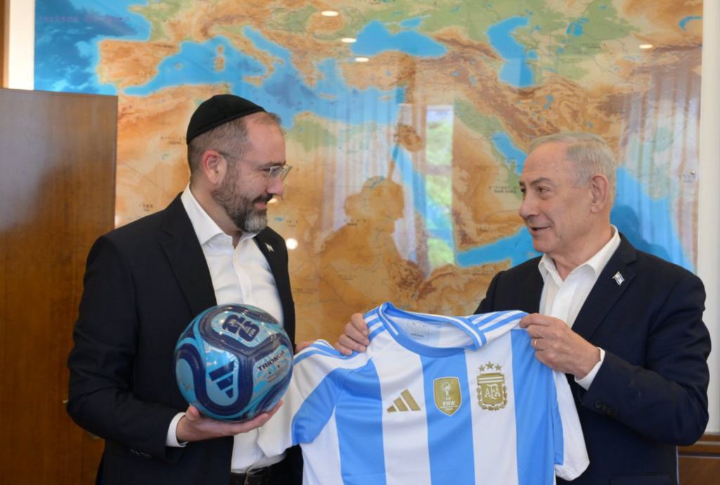 Netanyahu expressa apoio à Argentina com entrega de camisa da seleção