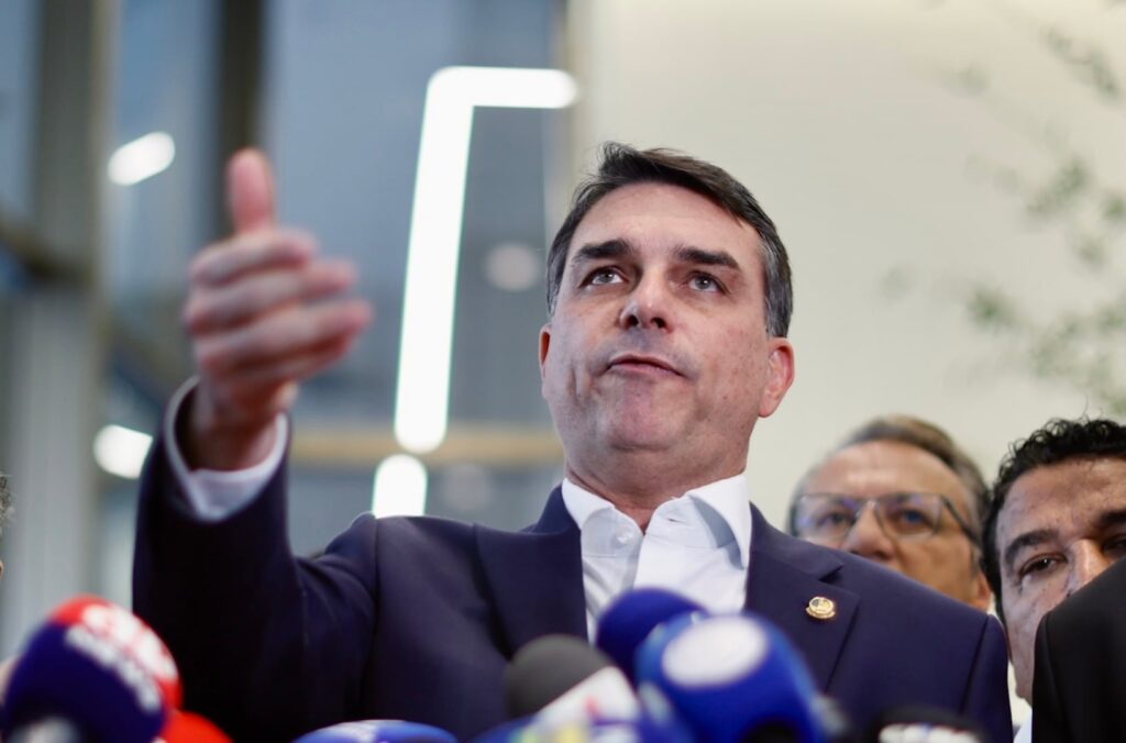 Flávio Bolsonaro rejeita proteção da PF e aponta risco de infiltração em sua campanha