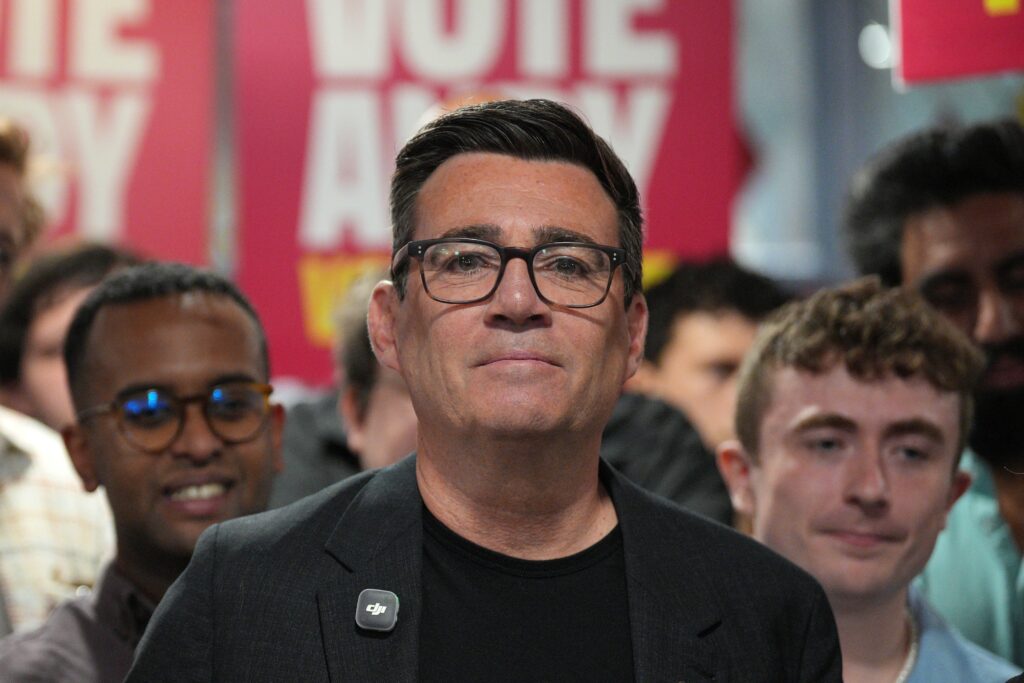 Andy Burnham assume como premiê e promete reestruturar o Reino Unido