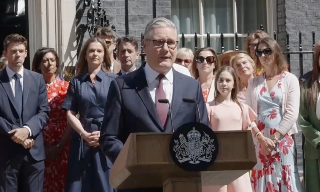 Keir Starmer anuncia renúncia e destaca conquistas como primeiro-ministro