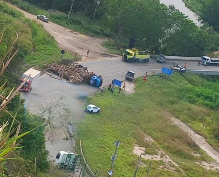 Acidente na Br-101: caminhão tomba e bloqueia rodovia no Espírito Santo