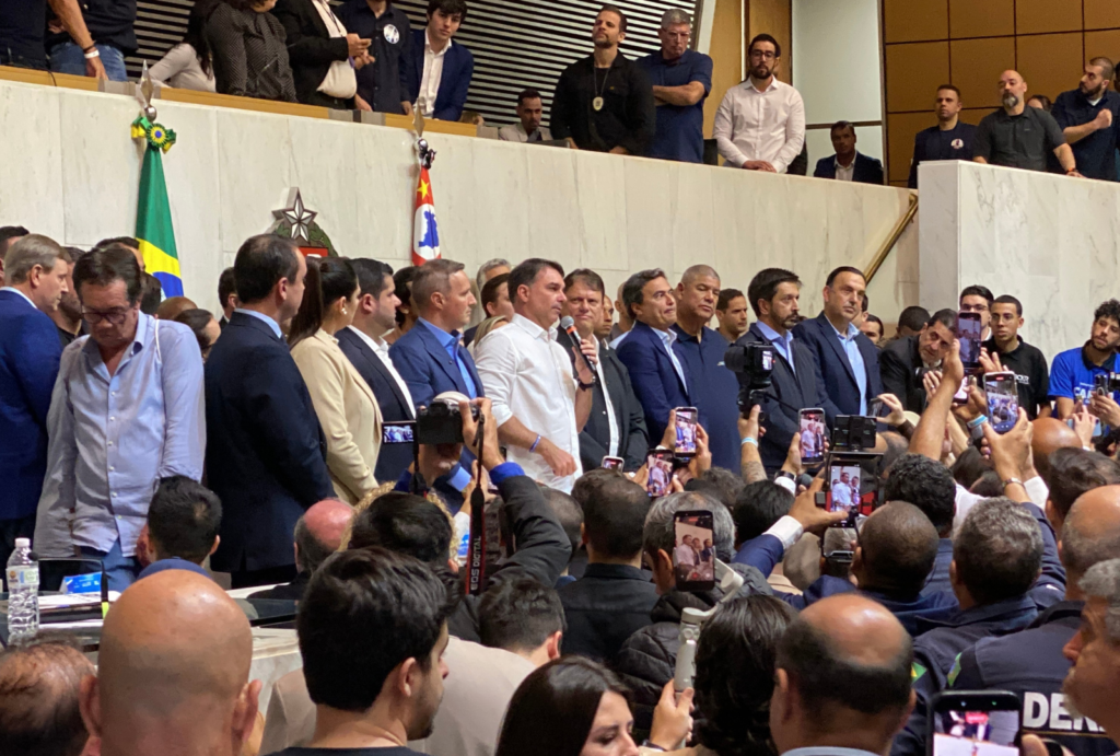 Flávio Bolsonaro critica governo Lula e promete restaurar a democracia