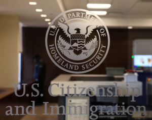 Decisão judicial nos EUA garante direitos de trabalho a migrantes sob governo Trump