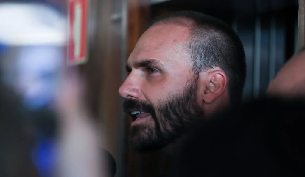 Polícia Federal demite Eduardo Bolsonaro por abandono de cargo após PAD