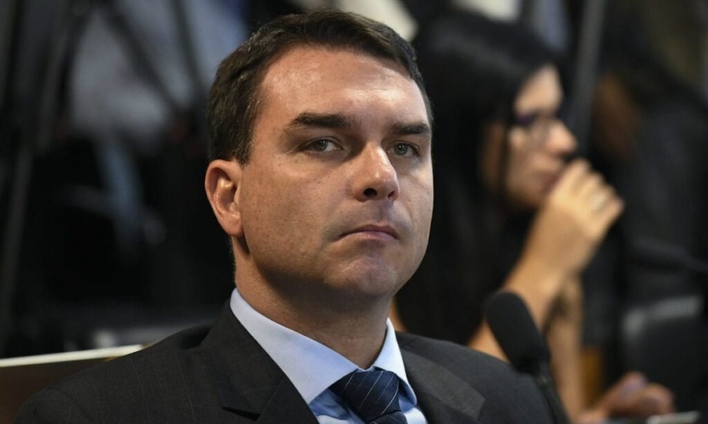 Flávio Bolsonaro emite e cancela notas fiscais em meio a polêmica com o Banco Master