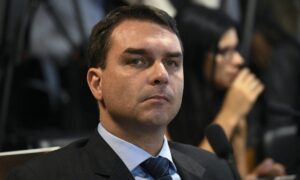 Flávio Bolsonaro emite e cancela notas fiscais em meio a polêmica com o Banco Master