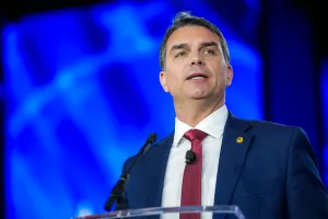 Escritório de Flávio Bolsonaro é contratado por empresa ligada ao Banco Master