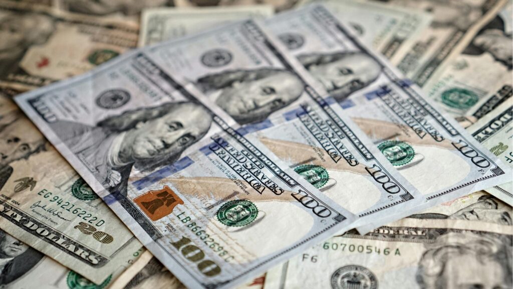Dólar atinge R$ 5,085 com Brent acima de US$ 100 e tarifação dos EUA