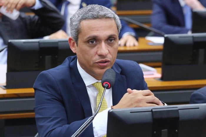 Gustavo Gayer solicita explicações de Mauro Vieira sobre a política brasileira em relação à Venezuela