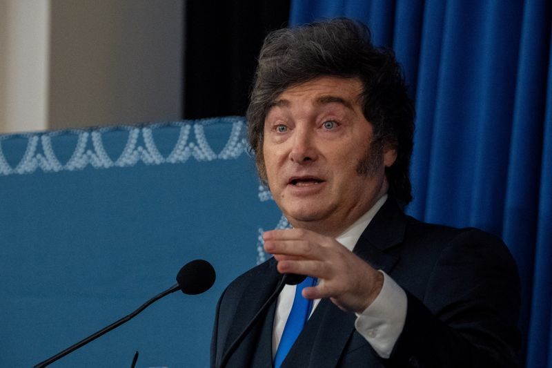 Javier Milei visita Brasil para apoiar Flávio Bolsonaro e receber condecoração