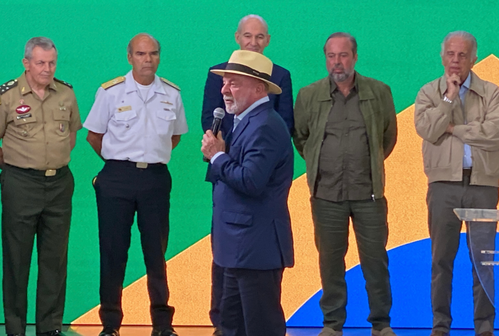Lula critica Bolsonaro em visita a fábrica e destaca gestão do BNDES