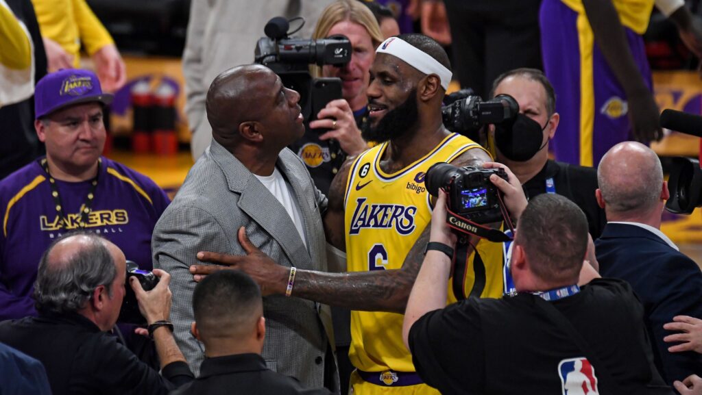 Magic Johnson elogia Lebron James e destaca potencial dos 76ers na NBA