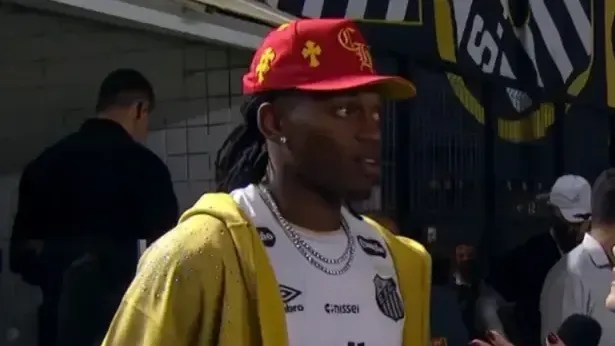 Rafael Leão visita Santos e demonstra apoio a Neymar na Vila Belmiro