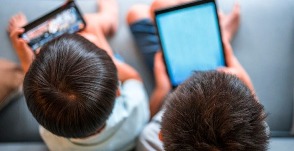 Uso excessivo de telas nas férias pode prejudicar a visão infantil, alerta especialista