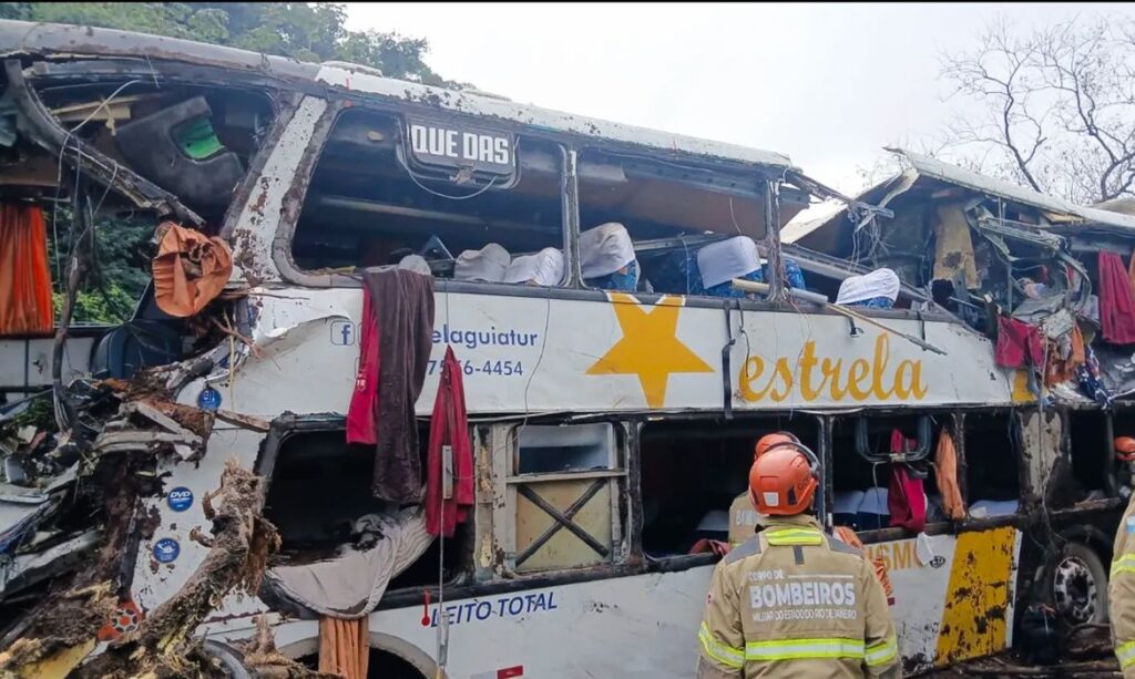 Acidente trágico com ônibus em Petrópolis resulta em dez mortes e Investigações sobre irregularidade