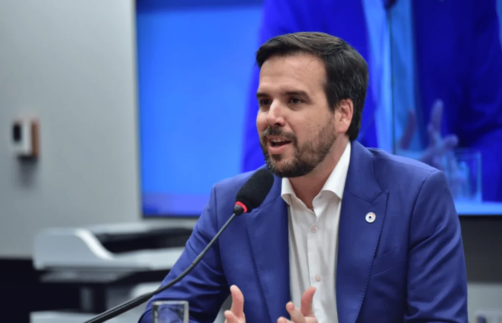 Anatel espera decisão da Aneel para resolver conflito sobre uso de postes