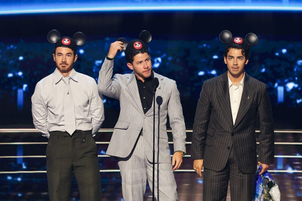 Anne Hathaway e Jonas Brothers recebem título de lendas da Disney na D23 em Anaheim