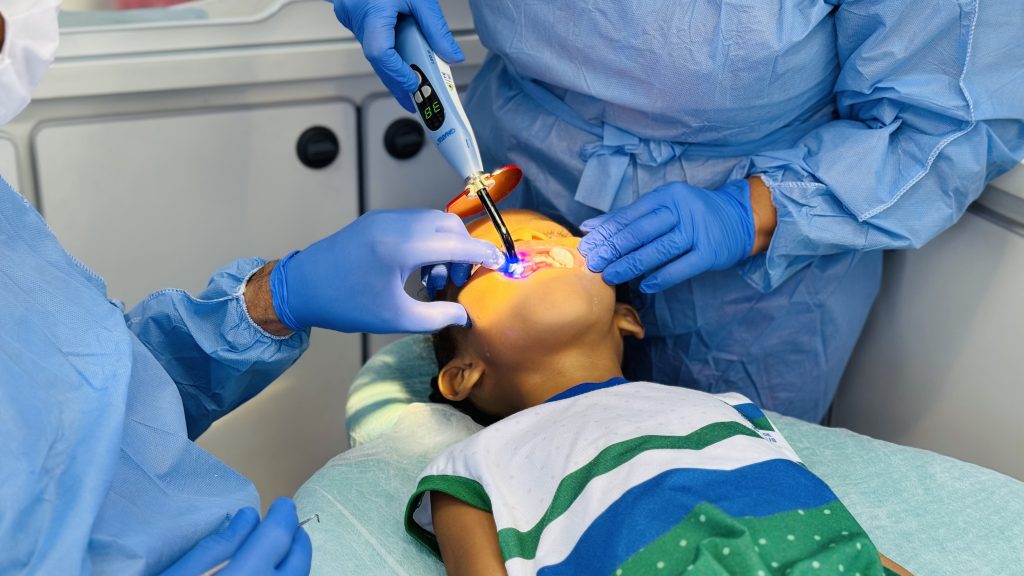 Atendimento odontológico móvel leva cuidados a estudantes em São Mateus