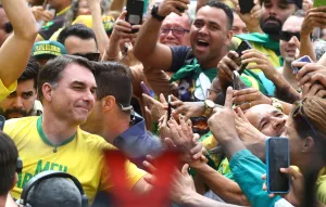 Ato de lançamento de Flávio Bolsonaro atrai 8,9 mil pessoas na Praia de Copacabana