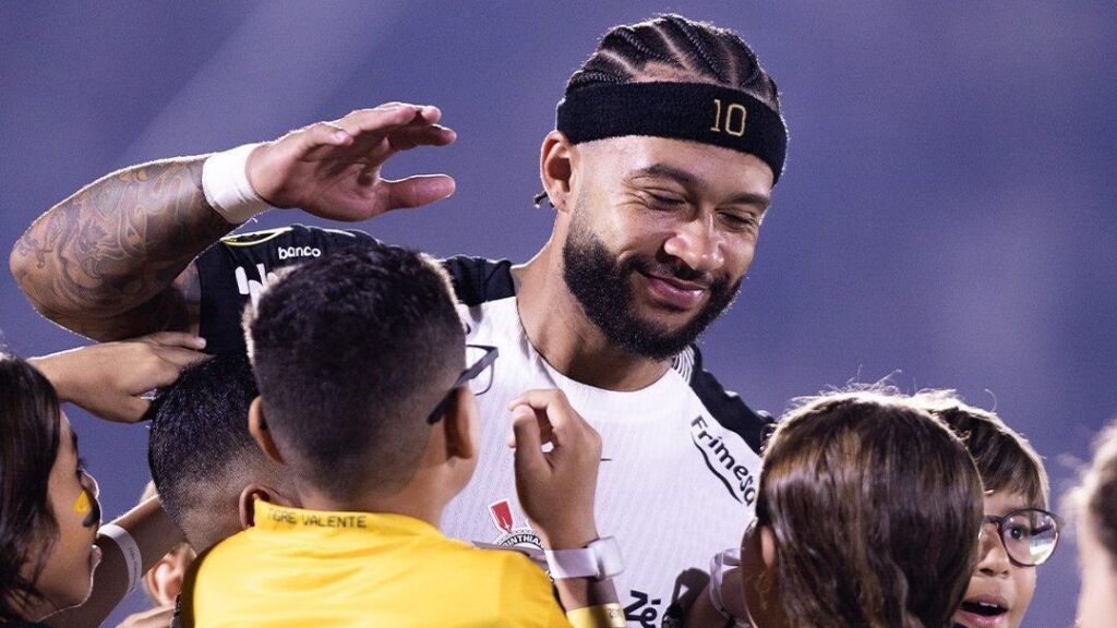 Augusto Melo tenta aval do CORI para viabilizar renovação de Memphis no Corinthians