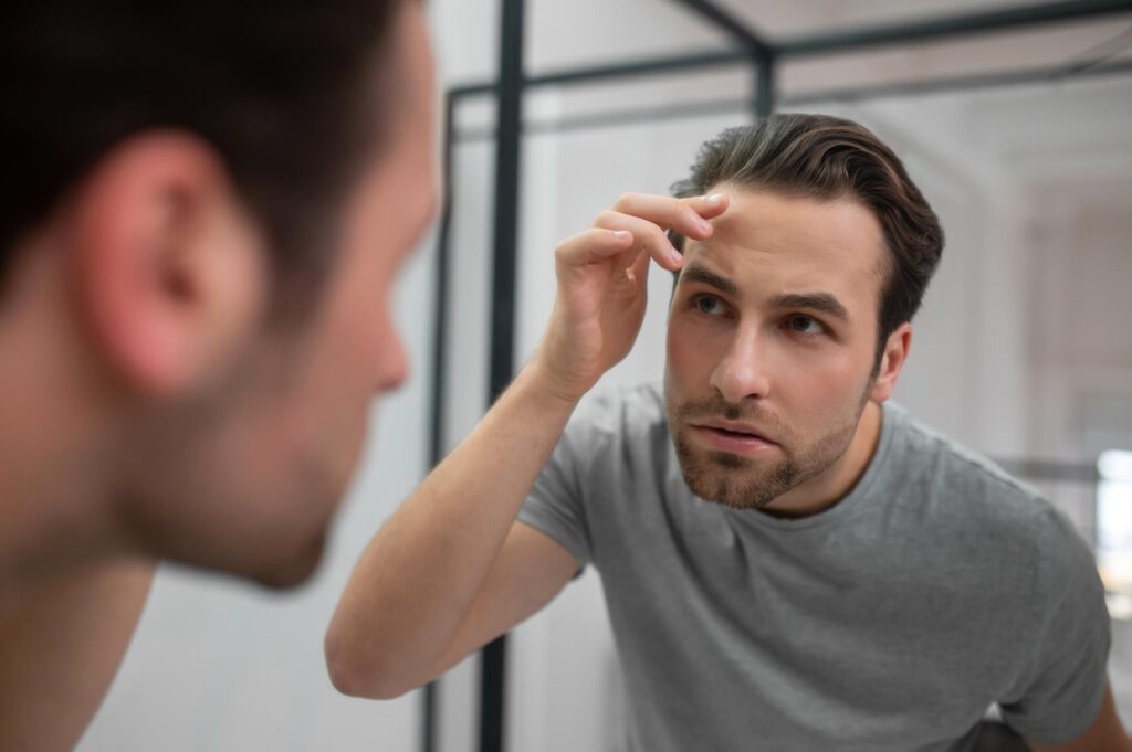 Aumento da busca por tratamentos capilares entre homens: o que está por trás dessa mudança?