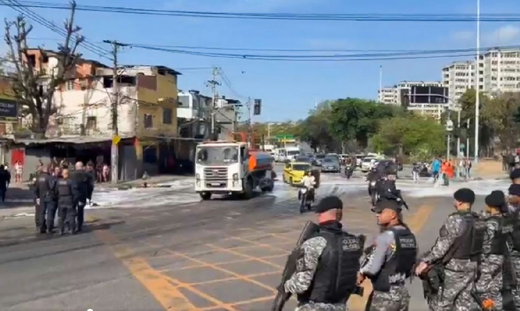Bloqueios no Rio: manifestações em resposta a operação policial geram caos no trânsito