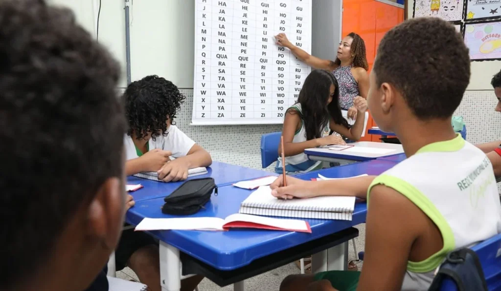 Cariacica apresenta proposta de 17% de aumento salarial para educadores