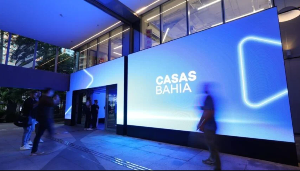 Casas Bahia enfrenta R$ 17 bi em dívidas e queda de 78% nas ações; futuro da BHIA3 em análise
