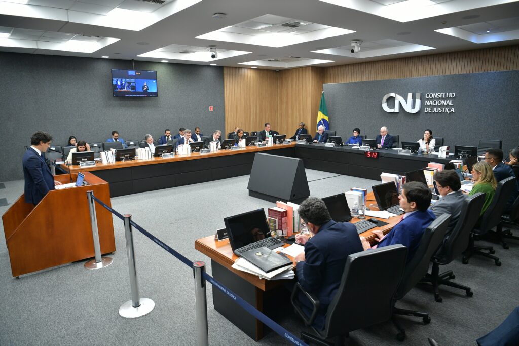 CNJ ratifica afastamento de juiz flagrado consumindo álcool durante sessão virtual