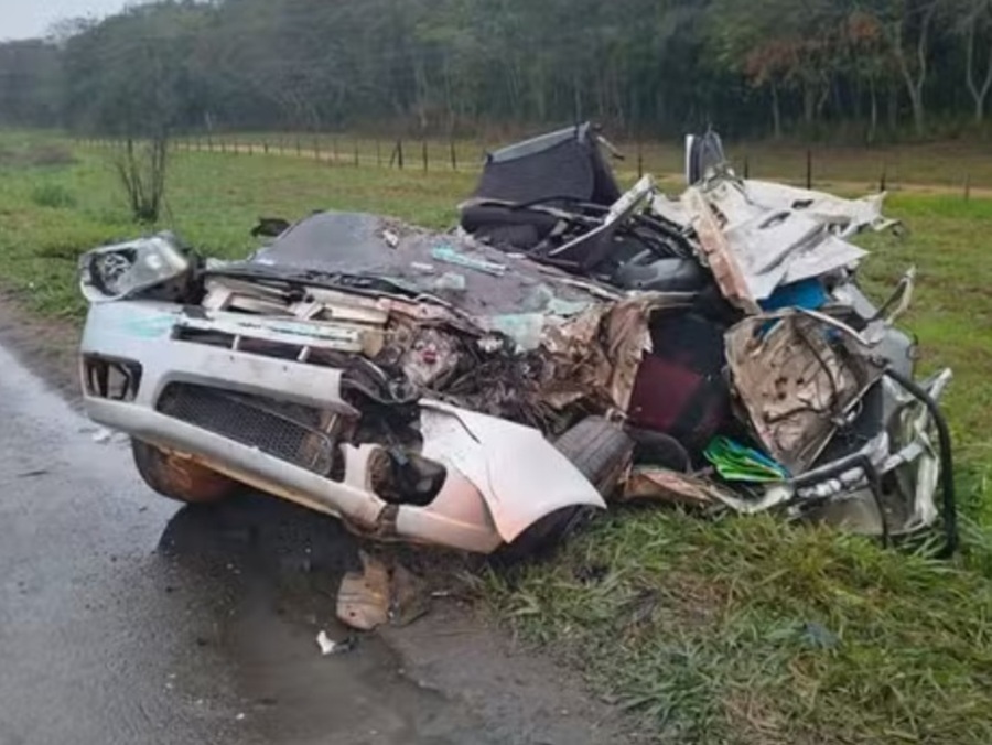 Colisão entre carro e ônibus de turismo na Br-101 em Linhares deixa cinco pessoas feridas