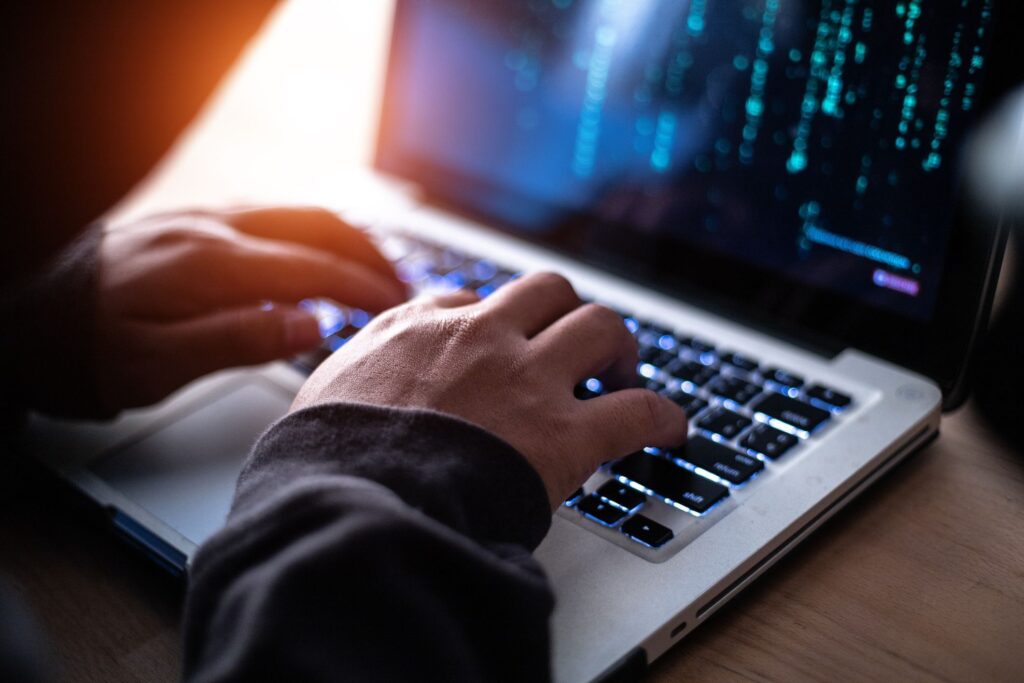 Como a inteligência artificial está potencializando os golpes cibernéticos