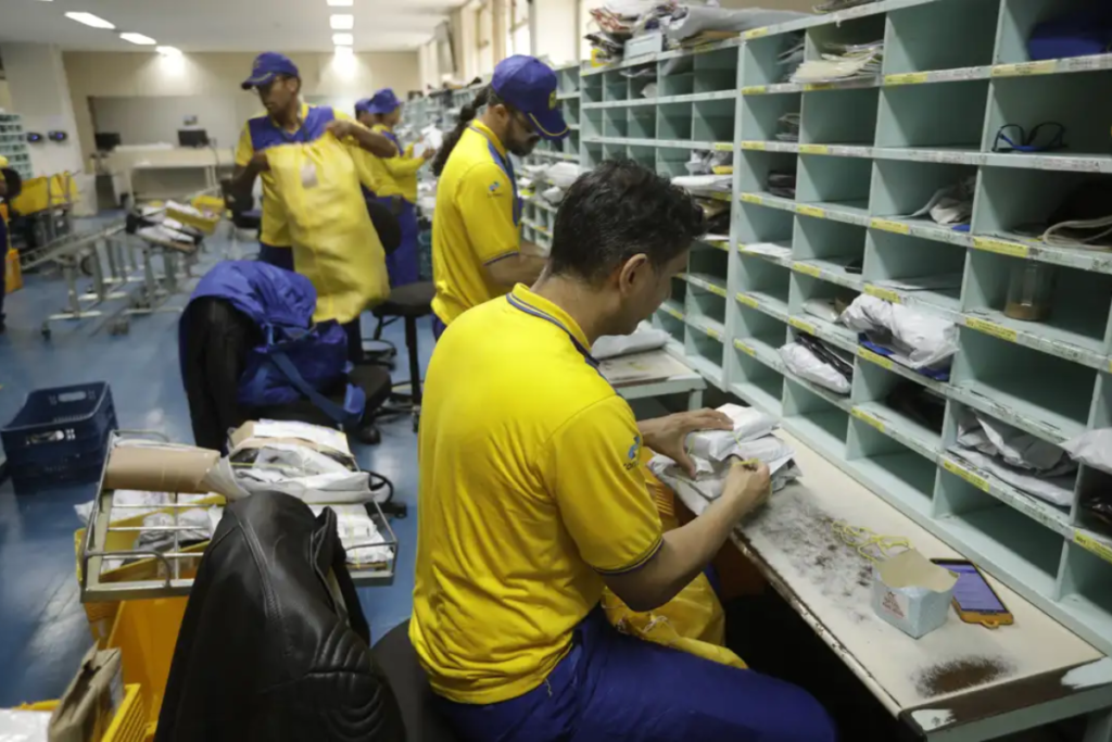 Correios iniciam entrega de compras feitas em lojas paraguaias no Brasil