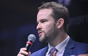 Dario Durigan defende ações do governo frente à crise do Banco de Brasília