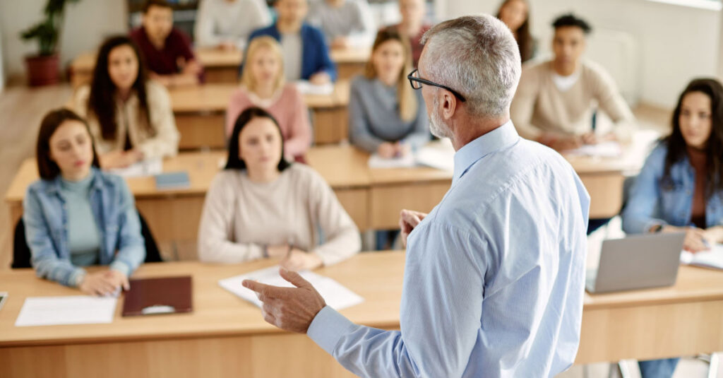 Desafios da valorização dos profissionais da educação em foco no Dia Nacional