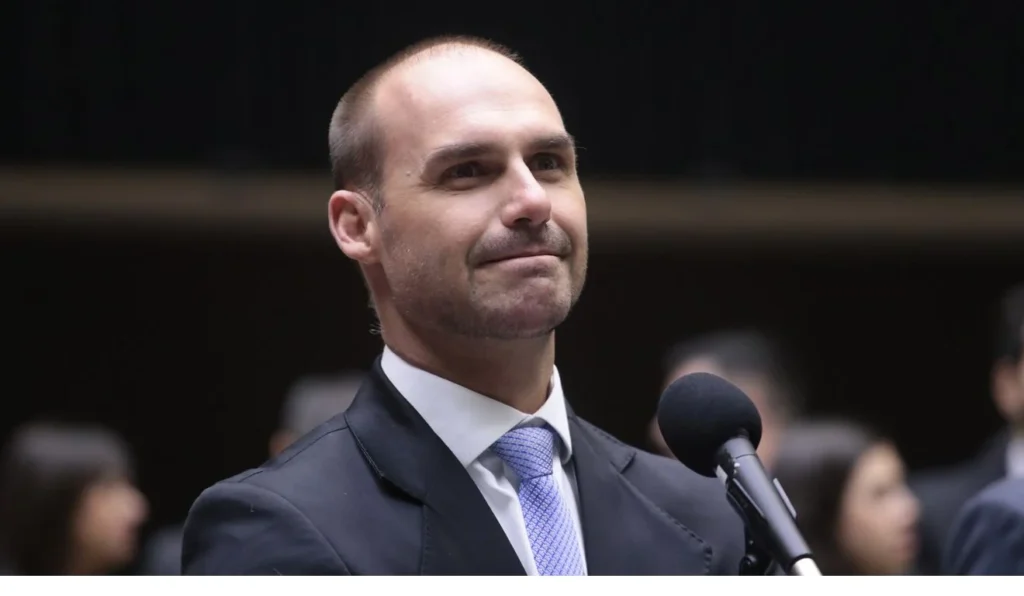 Eduardo Bolsonaro critica vacinação obrigatória e defende liberdade parental