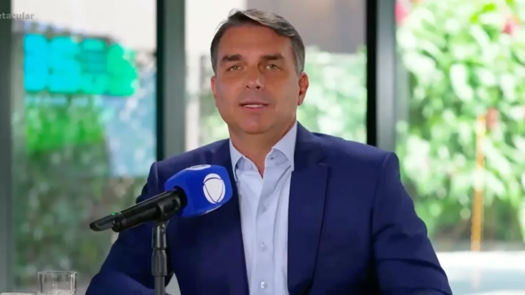 Flávio Bolsonaro comenta sobre possível ministério de Jair Bolsonaro em seu governo
