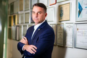 Flávio Bolsonaro critica aumento do etanol na gasolina e propõe debate